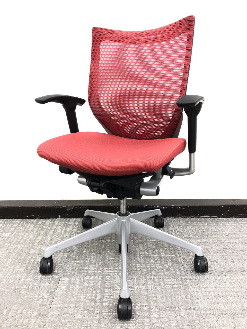 【オフィス用だけではなく、会議用などにも大活躍】オカムラ/バロン/レッド
                        バロン 
                                    中古
            