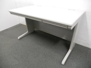 横幅1200㎜　120センチのちょうど良いサイズ　オカムラ製の定番机　SDVシリーズ