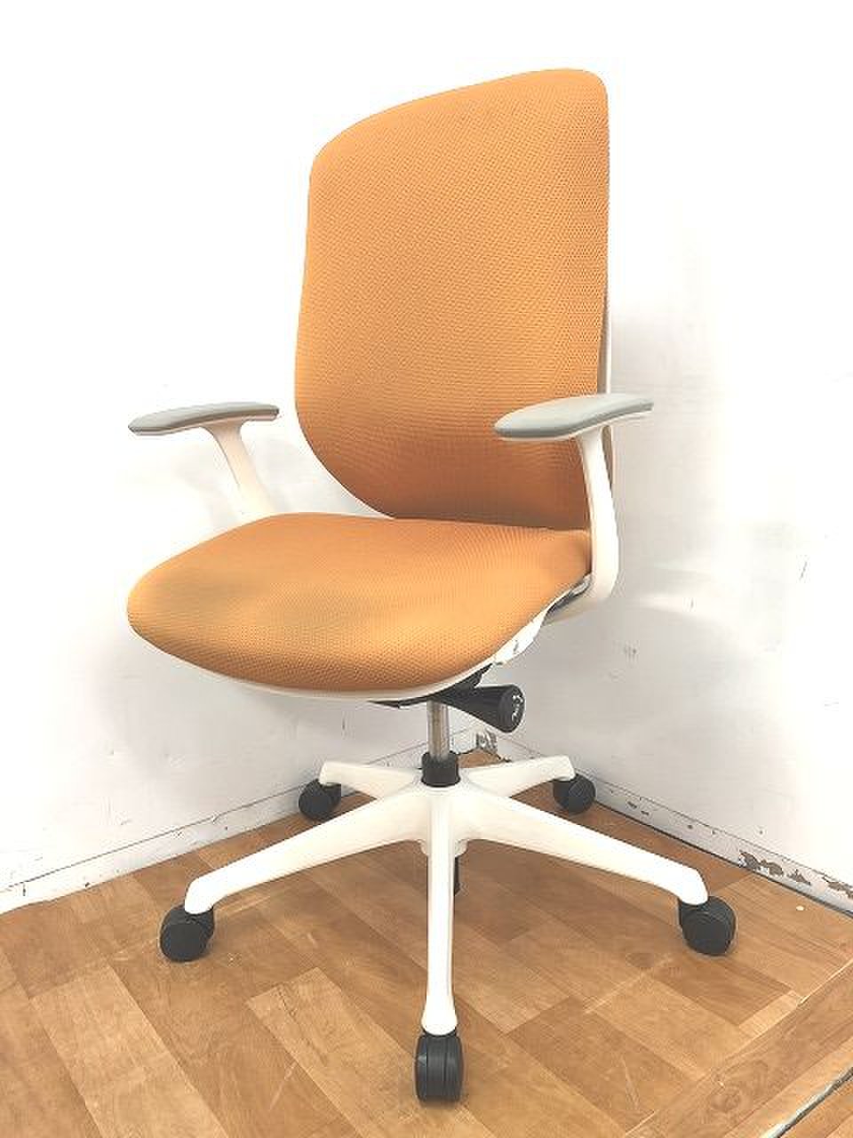 【定価約10万円！！前傾チルト機構で快適オフィスワーク！！オフィスが明るくなるオレンジカラー！！】■オカムラ■シルフィー
                        シルフィー（クッション） 
                                    中古
            