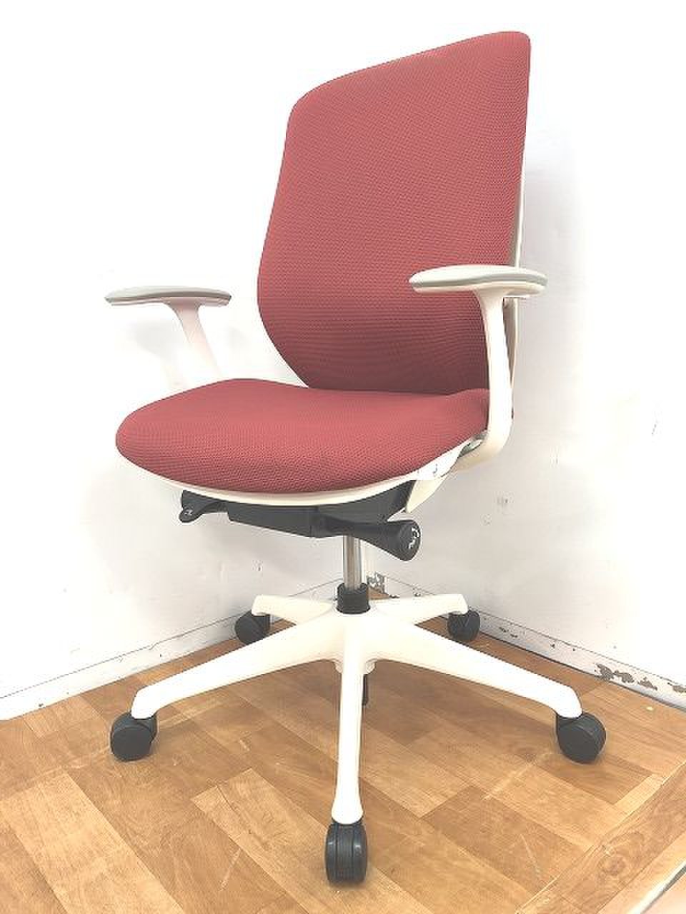 【定価約10万円！！固定肘付きハイバック前傾チルト機構付きOAチェア！！】■オカムラ製■シルフィー
                        シルフィー（クッション） 
                                    中古
            