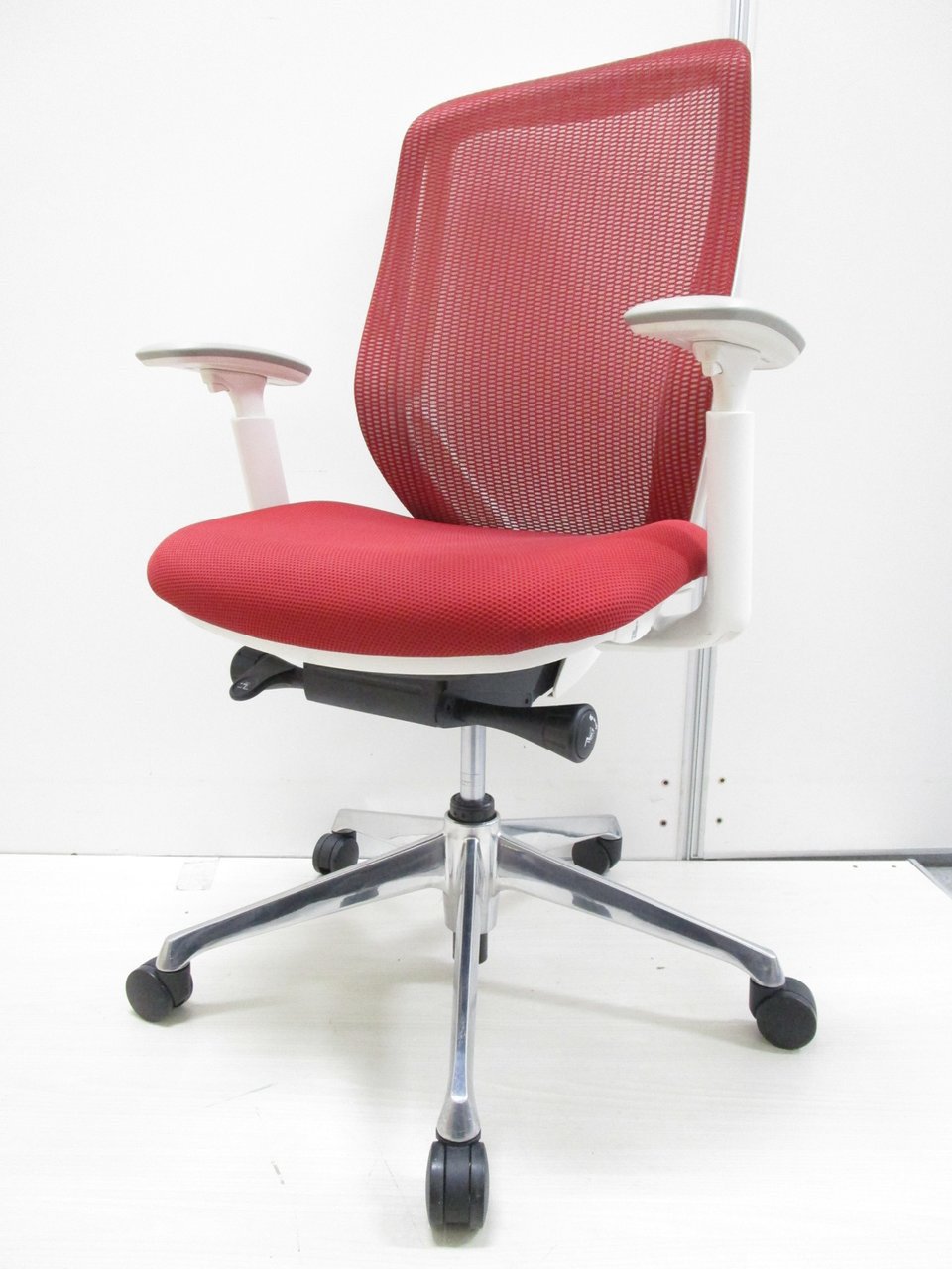 【レッド】【4大メーカー品】【可動肘】【座面高さ調整】【リクライニング機能】
                        シルフィー（メッシュ） 
                                    中古
            