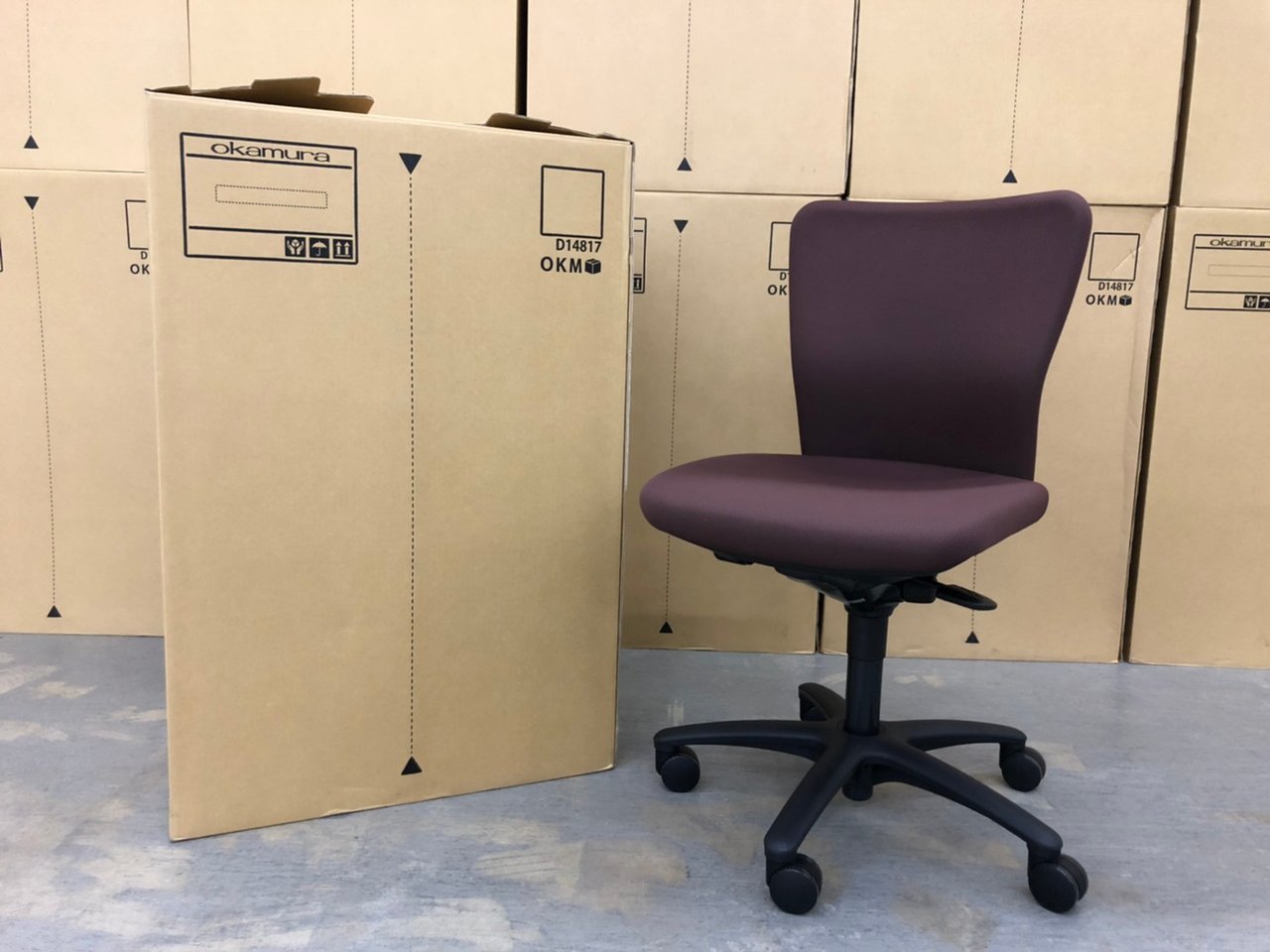 【関東倉庫在庫品】
落ち着いた色味のブラウンカラー！
新古品で状態良好なカロッツァチェアが入荷です！
【管理番号：A00714312 】
                        カロッツァ 
                                    新品
            