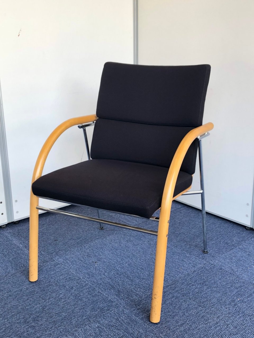 軽やかな印象を与える木目の肘付アームチェア。遠目から見るとまるで座面が宙に浮いているように見える先鋭的なデザイン。ハイクラスな応接スペースに貢献します。安心のオカムラ製。
                        その他シリーズ
                                    中古
            