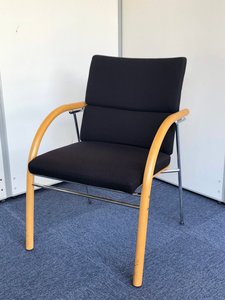 軽やかな印象を与える木目の肘付アームチェア。遠目から見るとまるで座面が宙に浮いているように見える先鋭的なデザイン。ハイクラスな応接スペースに貢献します。安心のオカムラ製。