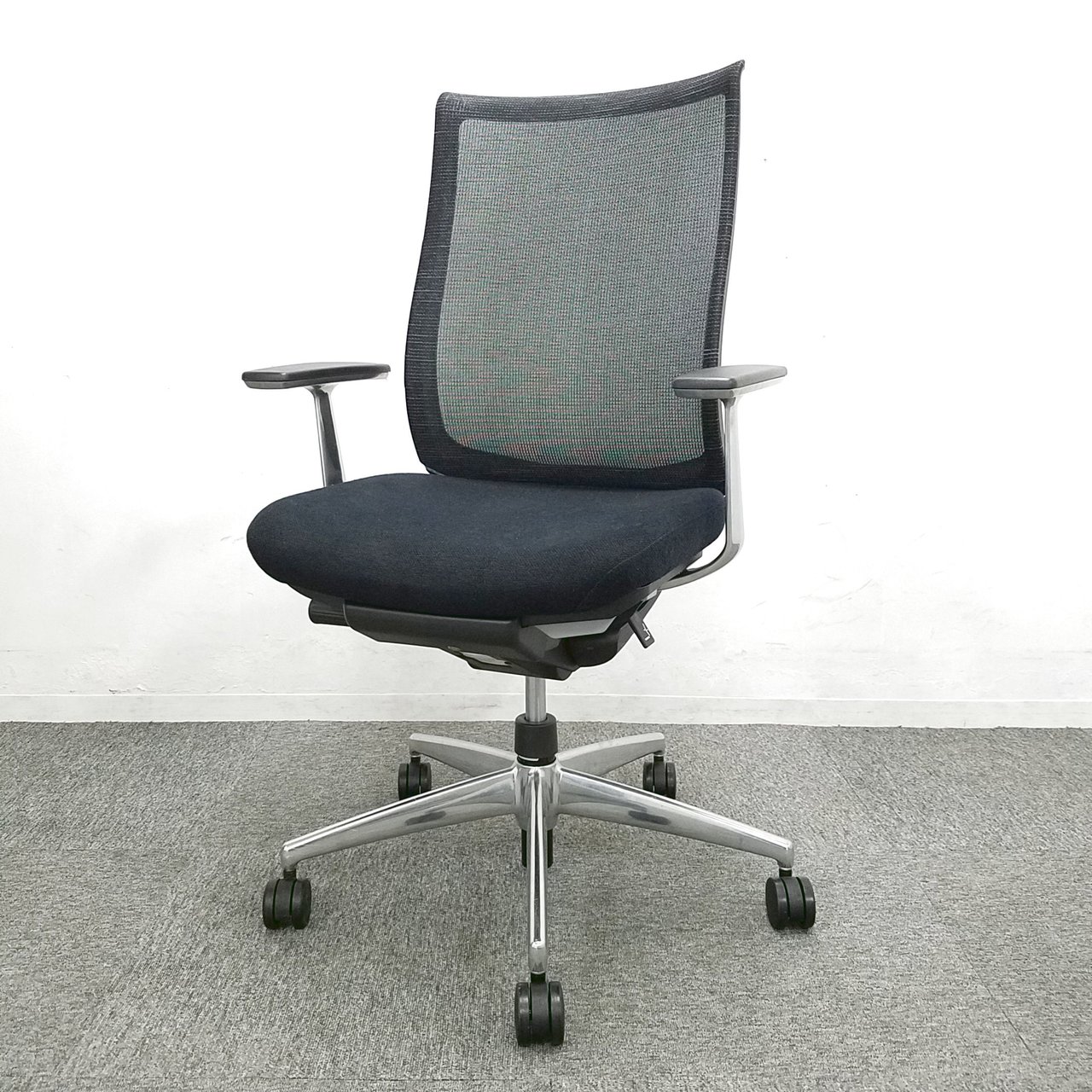 【2脚入荷】腰に優しいチェア入荷！中古　高級チェア　オフィスチェア　メッシュ　ブラック　おしゃれ　テレワーク　前傾姿勢　前傾チルト　ハイバック
                        ベゼル（アルミポリッシュ脚） 
                                    中古
            