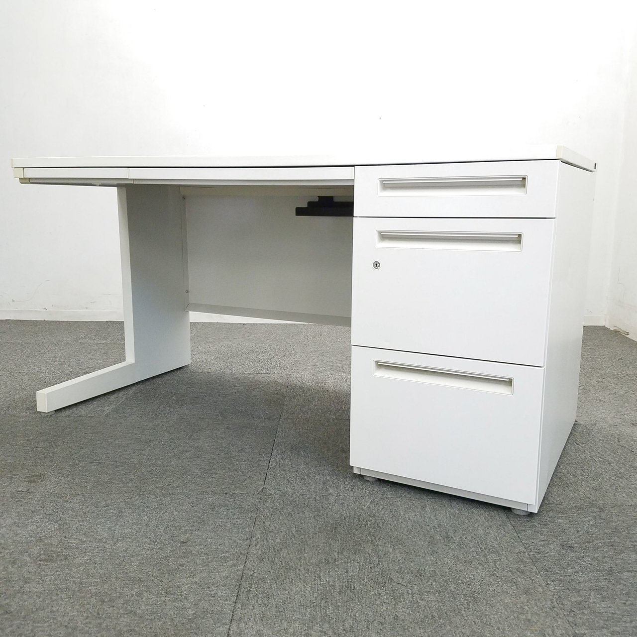 【6台入荷】人気のホワイトデスクでどんなオフィスにもおススメ！！中古　デスク　机　片袖　テレワーク　在宅ワーク　ホワイト　オフィス
                        スカエナ デスク 
                                    中古
            