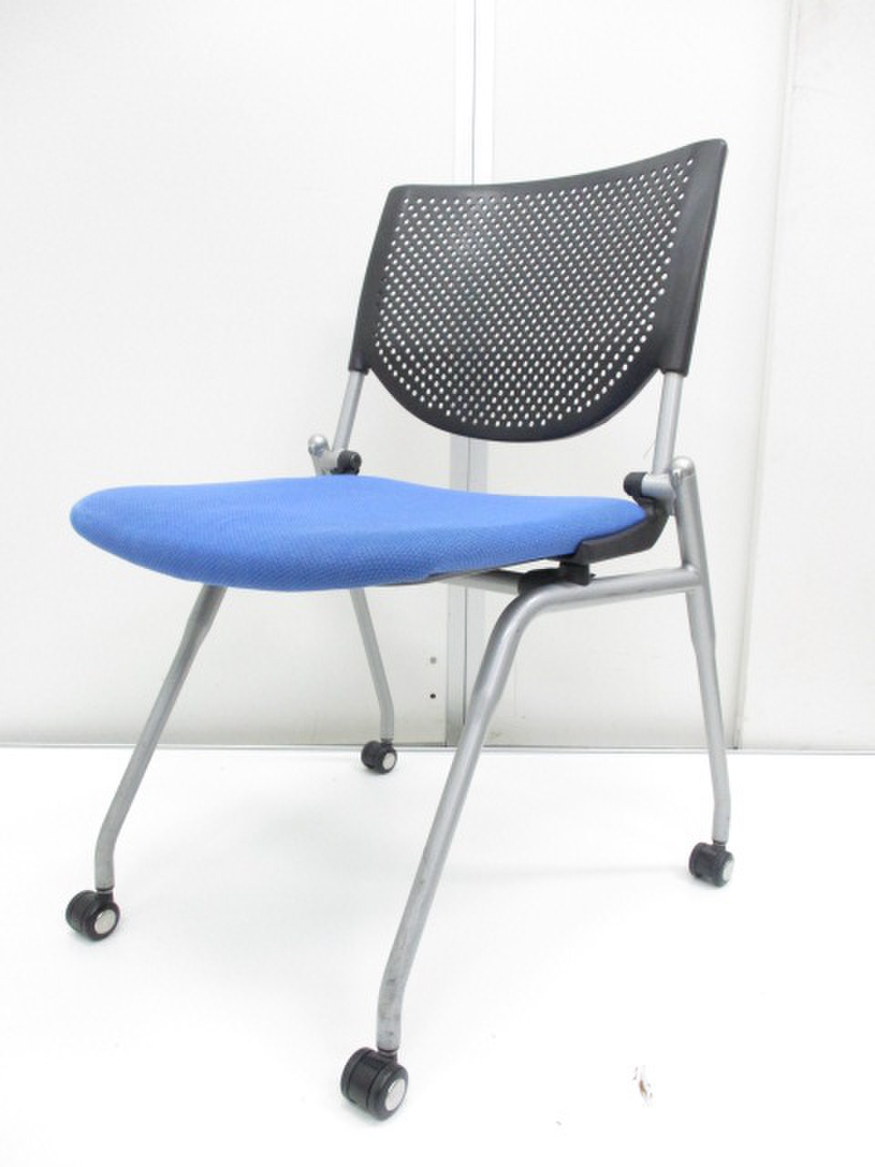 【8脚入荷！！】大人気シリーズのスタッキング（重ねて収納可能タイプ）まとめて入荷！！
                        プロスタック 
                                    中古
            