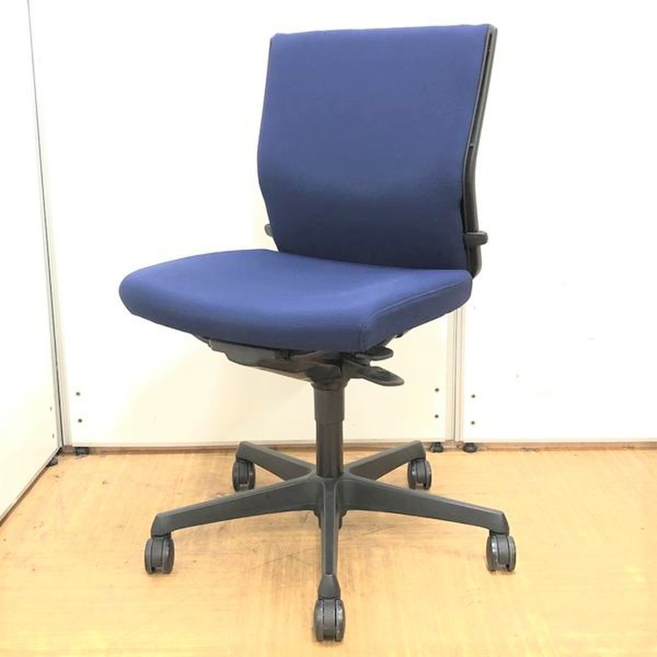 【定番商品】【落ち着いたカラーでオフィスをかっこよく】【オカムラ/エスクード】
                        エスクード（クッション） 
                                    中古
            