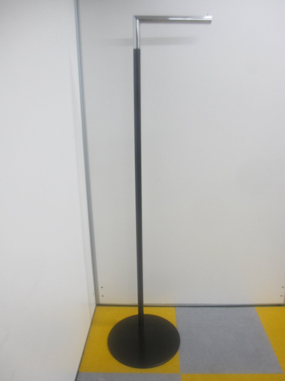 【シンプルデザイン】コクヨ製/ポールハンガー/ブラック×メッキ
                        その他シリーズ
                                    中古
            