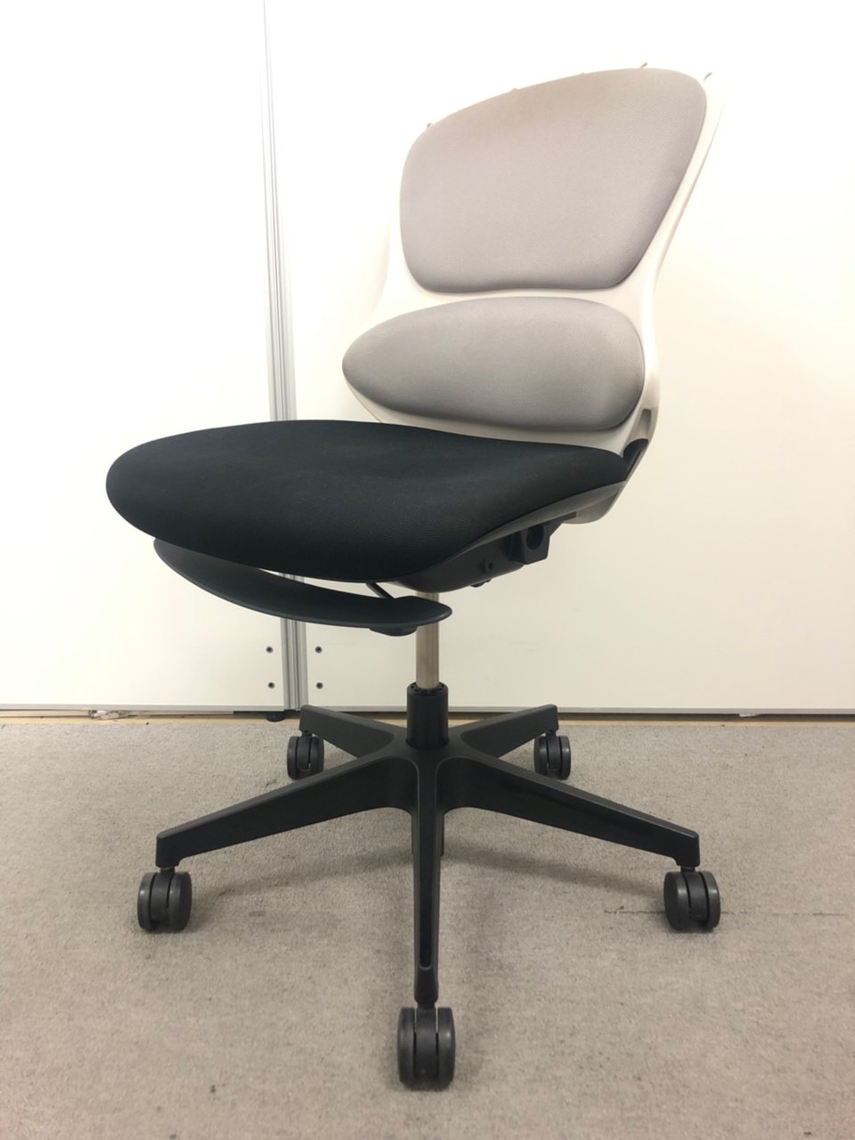 【猫の肉球のようなかわいいクッション！】
背中にピタッとくっつく背面が体をサポート！

                        ループ 
                                    中古
            