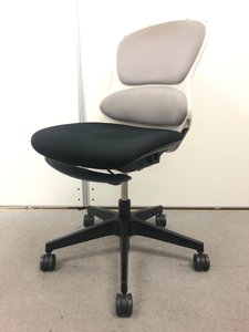 【猫の肉球のようなかわいいクッション！】
背中にピタッとくっつく背面が体をサポート！
