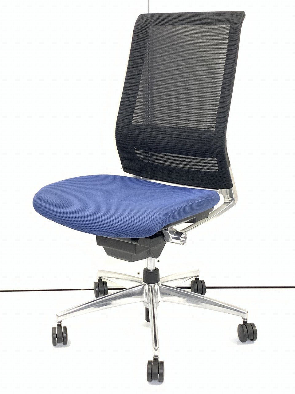 【ランバーサポート搭載の腰に優しい高級チェアです！】使用者の腰に合わせて変形するランバーサポートが腰にフィット！
                        エアフォート 
                                    中古
            