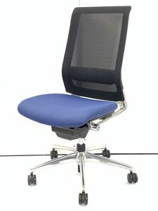 【ランバーサポート搭載の腰に優しい高級チェアです！】使用者の腰に合わせて変形するランバーサポートが腰にフィット！