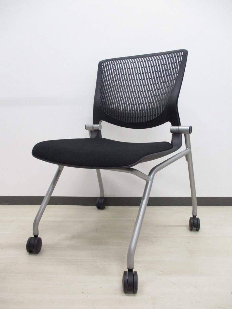 【ロット商品】【会議用におススメ】【ブラック】【オカムラ】【グラータ】【収納】【ブラック】【かっこいい】【メッシュ】【ネスティング】
                        グラータ 
                                    中古
            