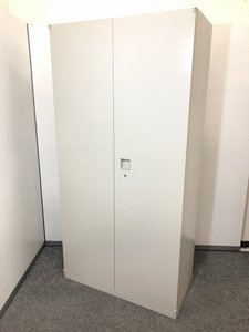 【定価約９万円！！オフィスに馴染むニューグレーカラー！！人気サイズの両開き書庫の入荷です！！】■オカムラ■レクトライン
