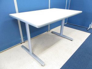 【定価約6万円！！ホワイトカラー天板！！T字脚なので開放感があり快適です！！4人用としておすすめです！！！】■オカムラ■8177