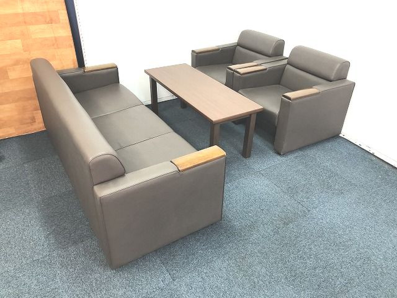 【定価約70万円！！応接セットの入荷です！！レザータイプ！！】■オカムラ
                        その他シリーズ
                                    中古
            