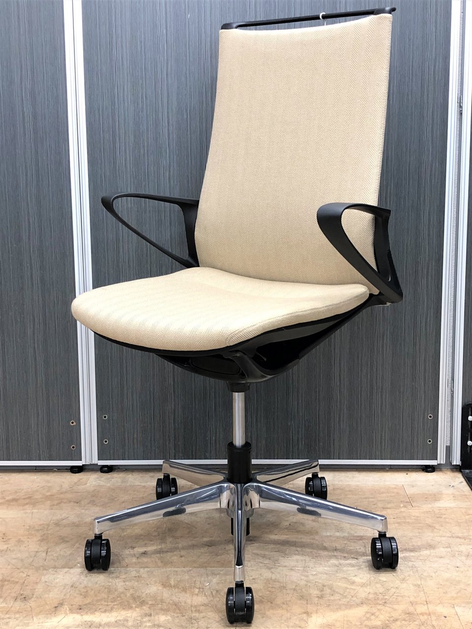 【1脚入荷】機能とデザインが融合したオフィスチェア！仕立ての良いスーツのようなクロス【中古】【オフィス家具】【東京】【大阪】【愛知】【岐阜】【長野】【滋賀】
                        モード（アルミ脚） 
                                    中古
            