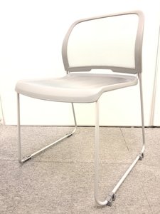 【残り3脚！】お求めやすくなって再登場！背座メッシュのスタッキングチェア！！