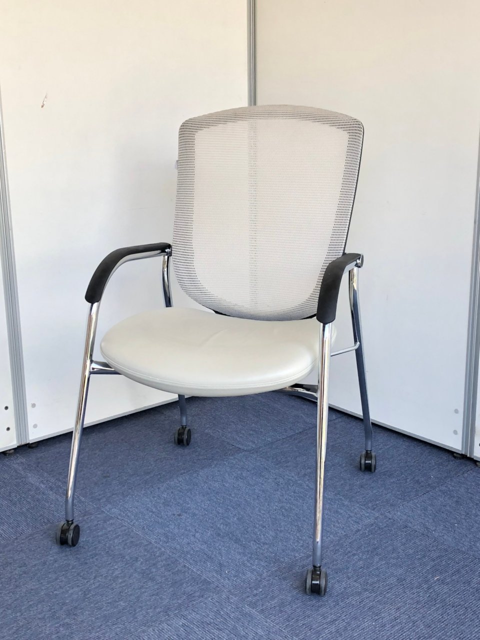 レザー特有のしわ・よれがかなり強めのため特別価格にて。背もたれメッシュ・座面レザー コンテッサ
                        コンテッサ 
                                    中古
            