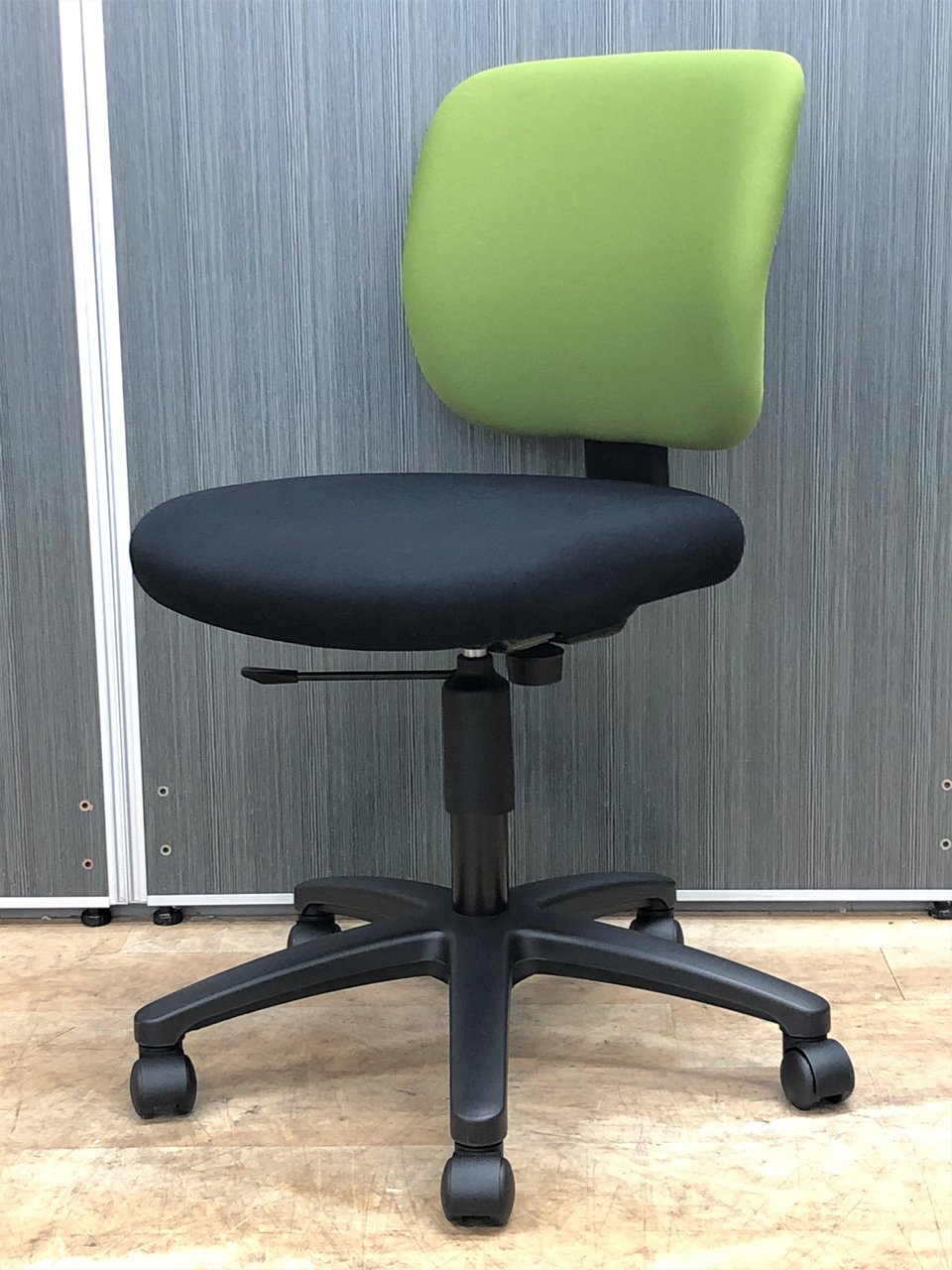 【6脚入荷】安心の高品質をロープライスで！コンパクトなオフィスチェア【中古】【オフィス家具】【東京】【大阪】【愛知】【岐阜】【滋賀】【長野】
                        イーザ 
                                    中古
            