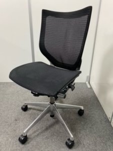 【人気商品入荷！】オカムラ
バロンメッシュ　ブラックカラー　肘無しローバックチェア【座面背面メッシュ】