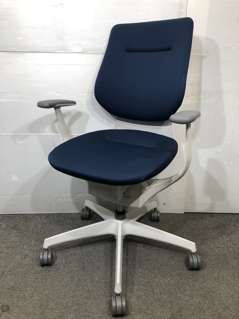 肘付きハイバック　コクヨ製
イングチェア　
                        イング
                                    中古
            