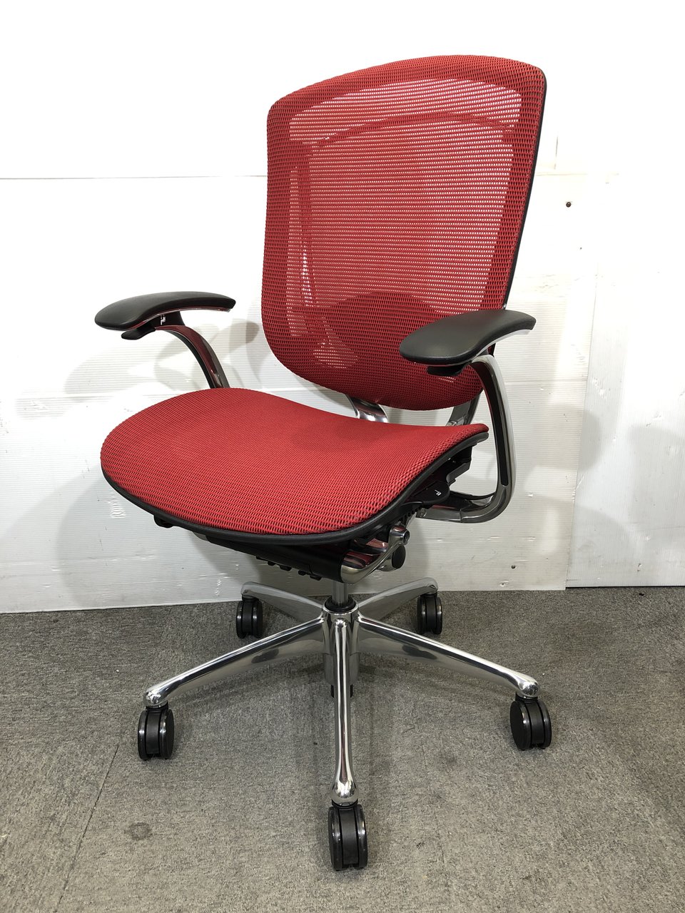 オカムラ製　コンテッサ　背面、座面メッシュ　固定肘タイプ

                        コンテッサ
                                    中古
            