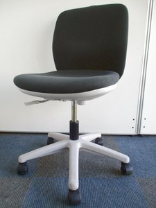 ウチダ製　エニーザシリーズ　定番のブラックカラー　肘無しローバックチェア！！