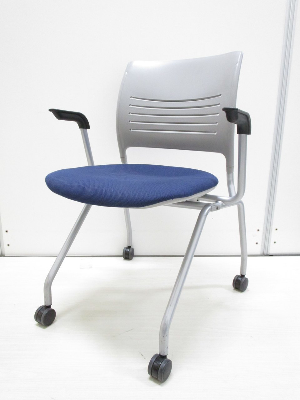 オカムラ製　エレナⅡ　ロット入荷　レア　おすすめ　入れ替え　新規購入　会議室　ミーティング用　ネスティングチェア
                        エレナⅡ 
                                    中古
            