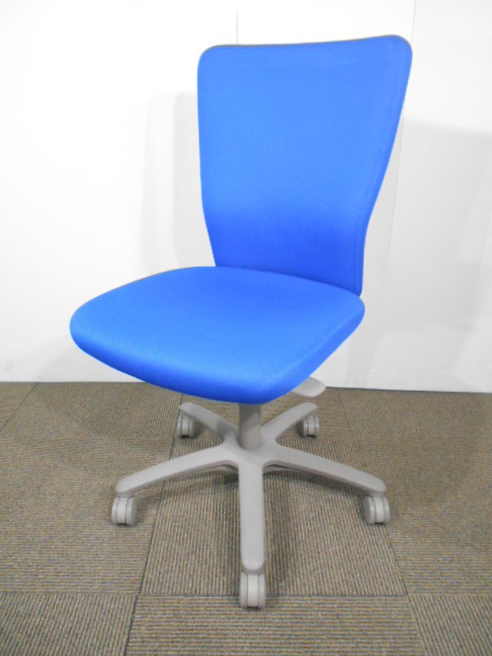 【人気商品】【国内メーカー】オカムラ製　カロッツァチェア　ブルーカラー 肘無しハイバック【在庫8点】
                        カロッツァ
                                    中古
            