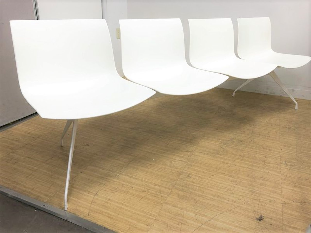 【デザイナーズ家具】arper(アルペール)/Catifaシリーズ　4連ビームチェア(ベンチ)　リエボレ・アルテール・モリーナ氏
                        Catifa
                                    中古
            