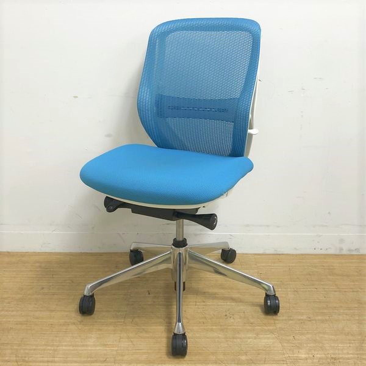 【2018年製】美品で入荷！ランバーサポート付き　前傾機能付き背座シンクロリクライニングに定評あり　オカムラ　シルフィー　ブルーグリーン　ローバック　メッシュ
                        シルフィー（メッシュ） 
                                    中古
            