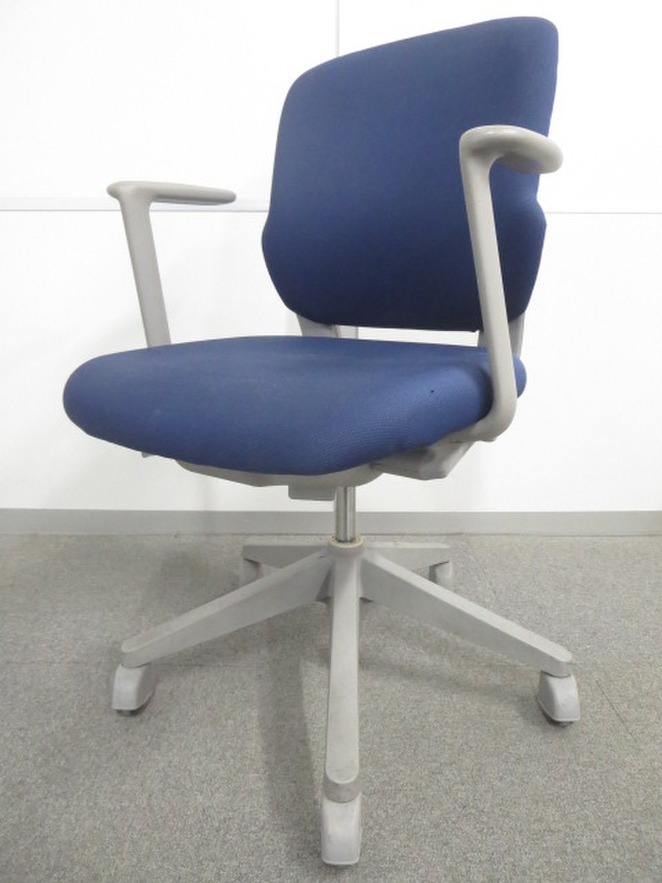 【本格的な座り心地！】■ウチダ　シーエヌツーチェア　肘付　ブルー【フローリングで使いやすいゴムキャスター！】
                        CN-2
                                    中古
            