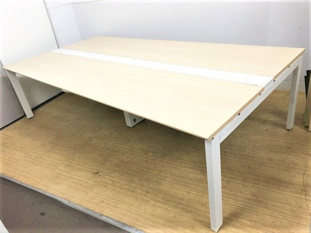 木目天板×ホワイトオープン脚が広く開放的な空間を演出　ウチダ　アルセナ　現行シリーズ　
　W2800(W1400+W1400)×D1400
