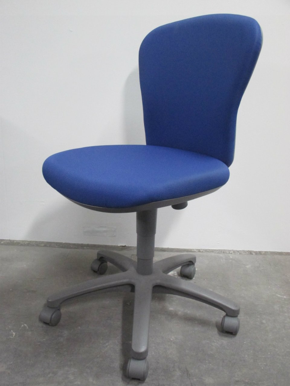 定番オフィス用椅子　レグノシリーズ　ブルー
                        レグノ2 
                                    中古
            