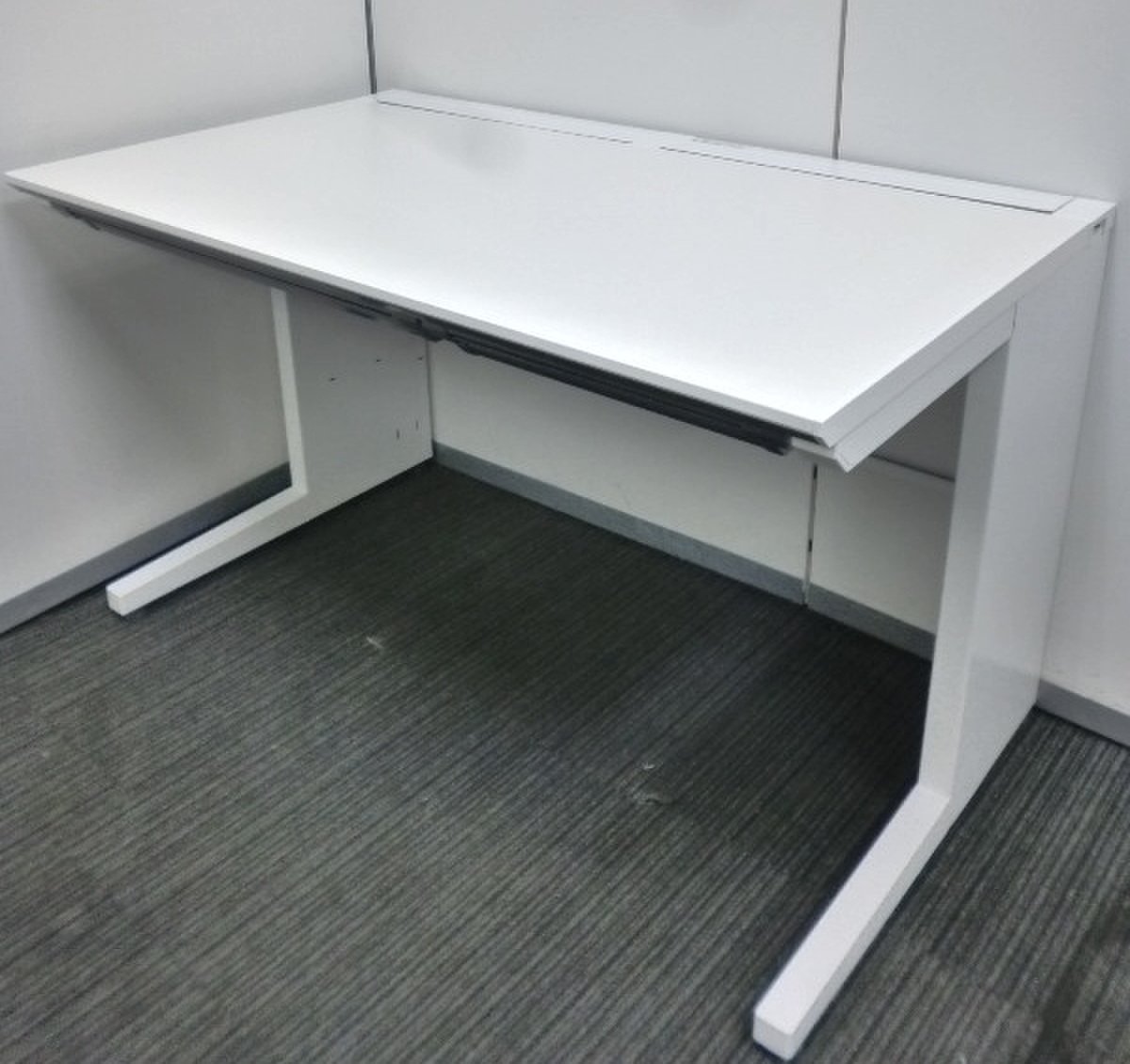 横幅1200㎜　コクヨ製　ISシリーズ　色ホワイト 配線がしやすくなっております
                        アイエス 
                                    中古
            