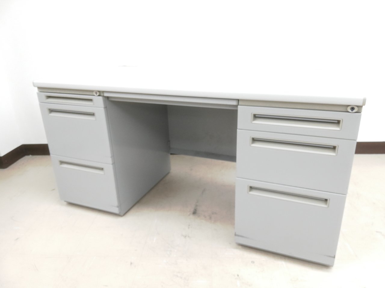 横幅1400㎜　袖机　大量に物がしまえます
                        FEED 
                                    中古
            