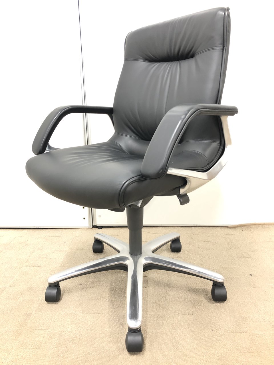 【限定4脚！】オカムラ製のエグゼクティブチェアが入荷！中古では珍しい！
                        FC-9 
                                    中古
            