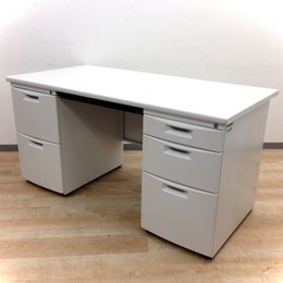 【上長席にピッタリ！】
イトーキ/CZ/ホワイト
【サイドパーツに欠けがある為、特価】