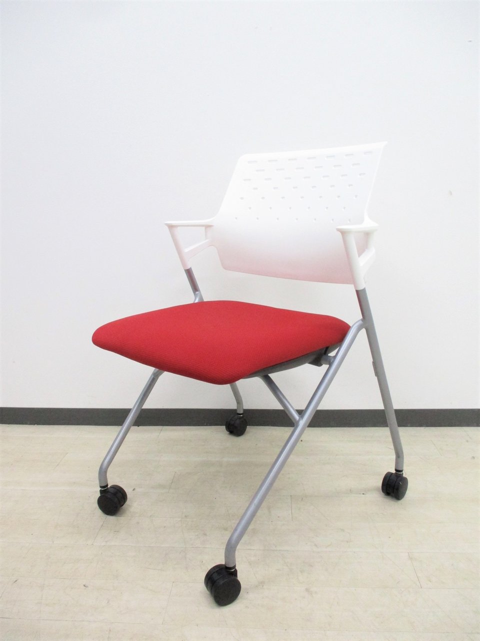 【コクヨ製】【ピエガチェア】【ネスティング】【ブラック】【ロット入荷】【会議用におススメ】【座面跳ね上げOK】【2017年製】
                        ピエガ（背樹脂タイプ） 
                                    中古
            