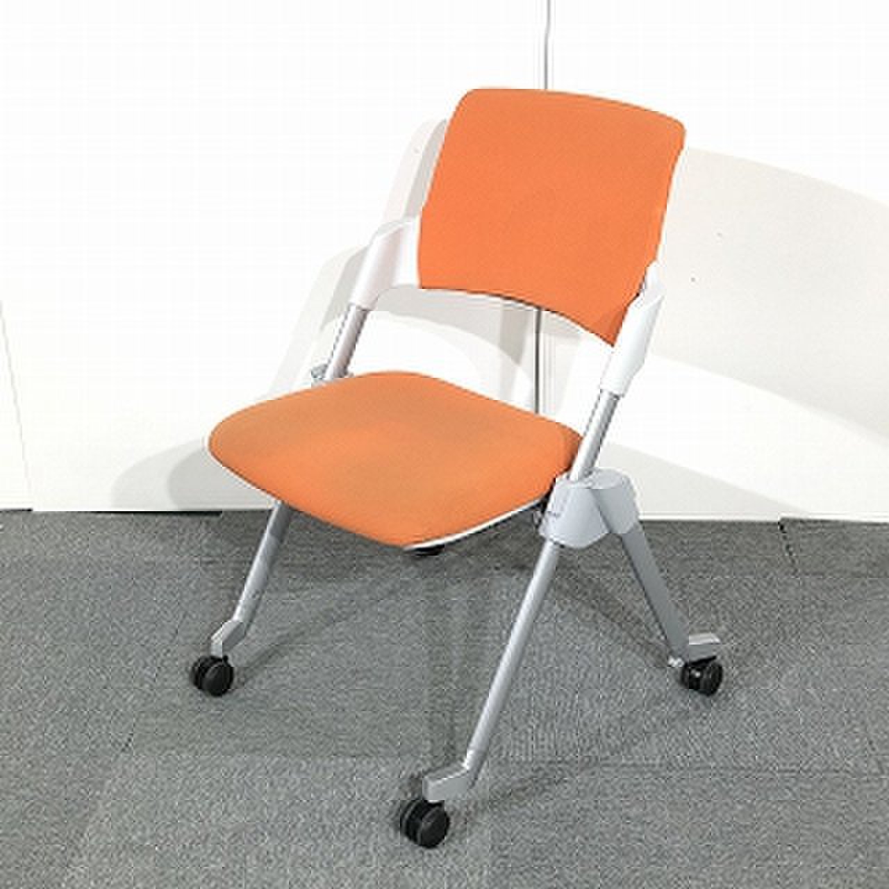 コクヨ製　アンフィシリーズ　オレンジカラー　ネスティングチェア入荷！！【関西倉庫在庫】
                        アンフィ 
                                    中古
            