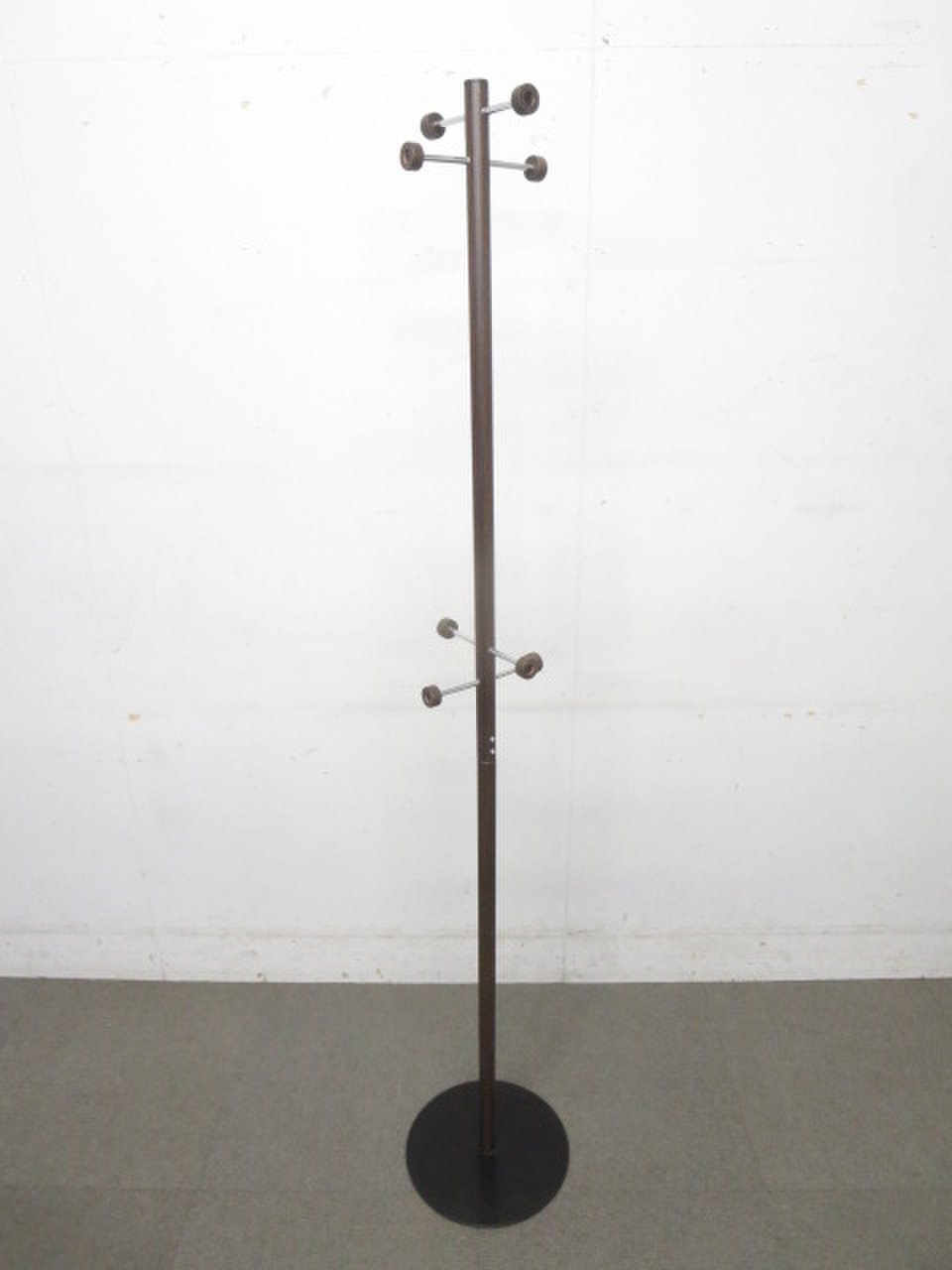 【コンパクトで使いやすい！】■コートハンガー　ポール型　木目調ブラウンカラー
                        ポールハンガーラック
                                    中古
            