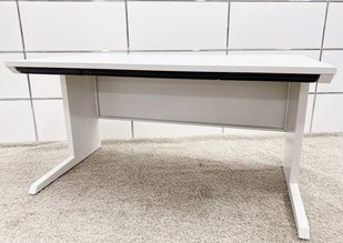 広々使える1400サイズ！ホワイトが映えるオフィスデスク入荷！
