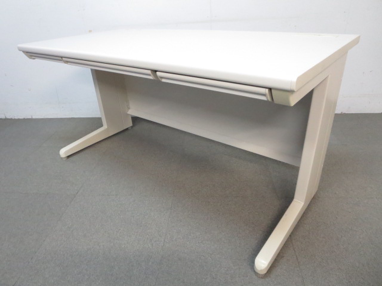 【コスパ抜群のデスク入荷】
広々としたワークスペースで作業効率改善！
幅140cm
                        ADR
                                    中古
            