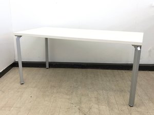 【残り１点のためお安く！】
会議用や食堂にも！
シンプルな4つ脚のミーティングテーブル！