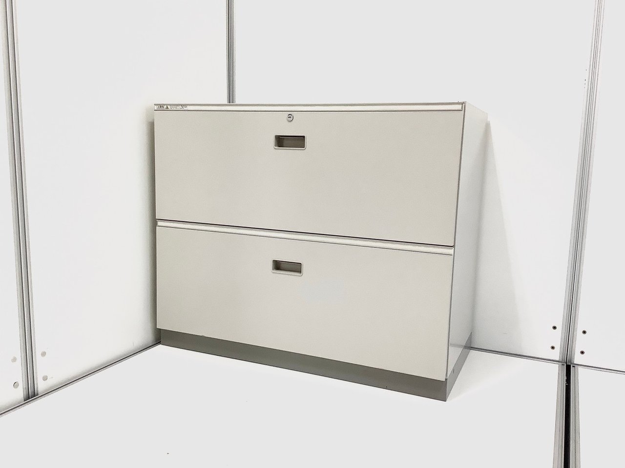 【窓の下にも置くことができる収納家具！】
◆ちょうどいい高さの2段ラテラルキャビネット！

                        シンライン 
                                    中古
            