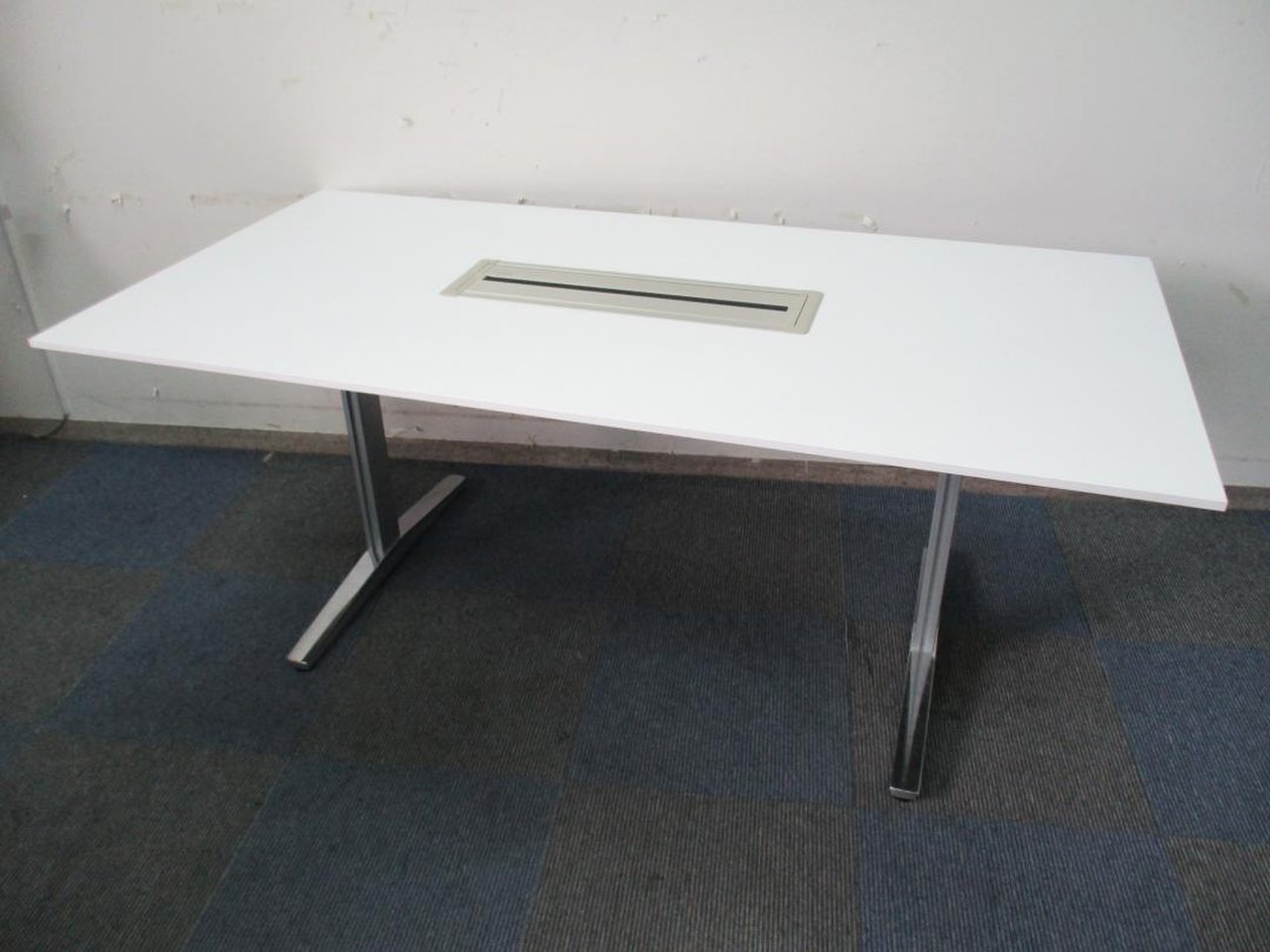 【オフィシャルな空間にもフィット！】■オカムラ製　会議用テーブル　配線ボックス付　■W1800mm　
                        EX-200 テーブル 
                                    中古
            