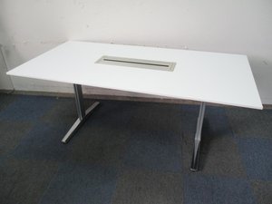 【オフィシャルな空間にもフィット！】■オカムラ製　会議用テーブル　配線ボックス付　■W1800mm　
