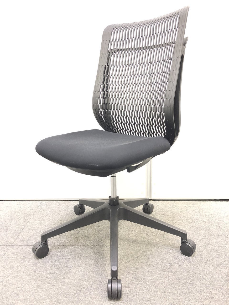 【残り1脚のみ】内田洋行(UCHIDA) エージェイ(AJ)チェア 樹脂製メッシュ背面 人気のブラック
                        AJ（エージェイ） 
                                    中古
            